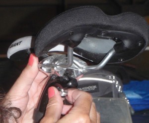 To remove the bike saddle, only one screw underneath must be loosened, then the top metal bracket can be lifted and turned, which releases the saddle.