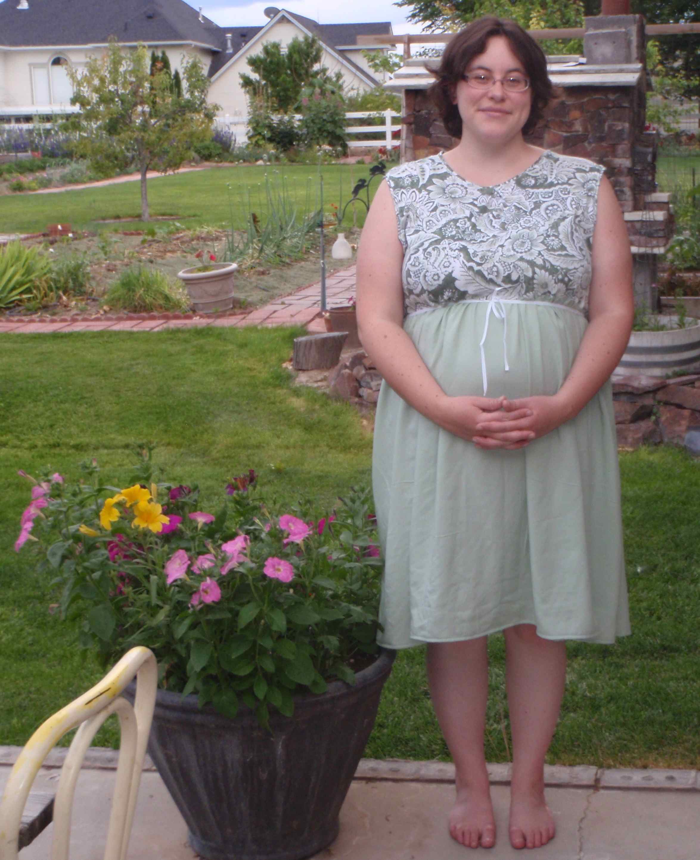 How to Make an Easy Maternity Dress that Grows With the Baby Bump